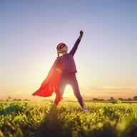 Mädchen spielt Superheldin