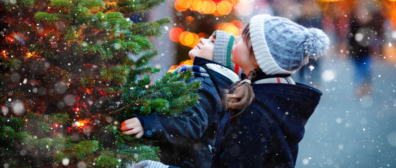 Kinder am Weihnachtsmarkt