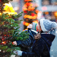 Kinder am Weihnachtsmarkt