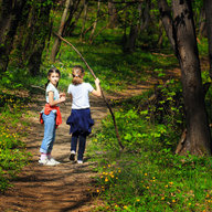 2 Mädchen wandern im Wald 