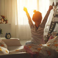 Kind streckt sich im Bett