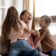 Mutter spielt mit Kindern