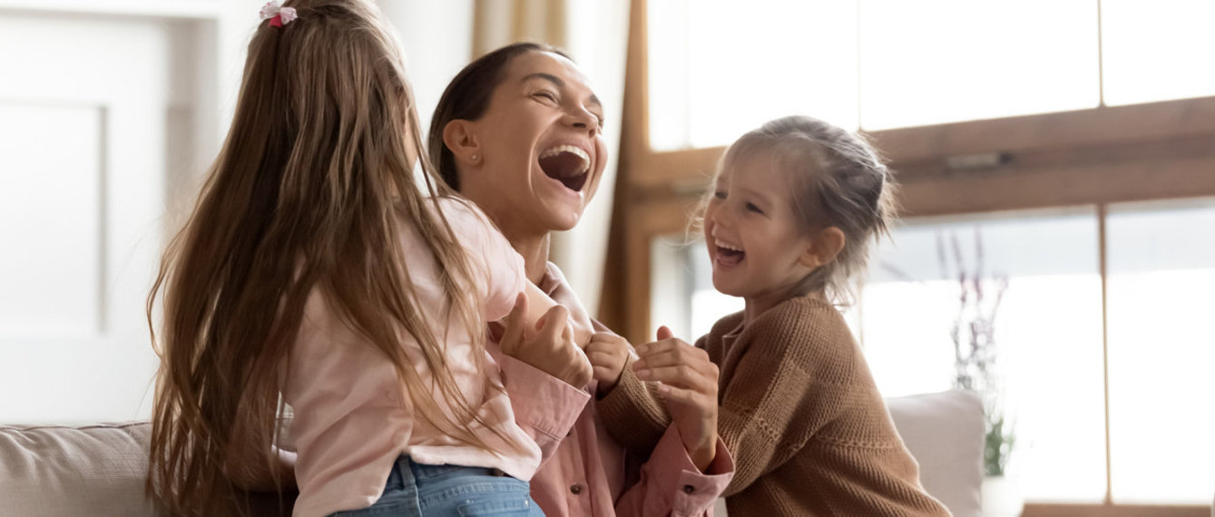 Mutter spielt mit Kindern