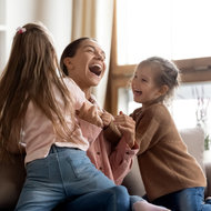 Mutter spielt mit Kindern