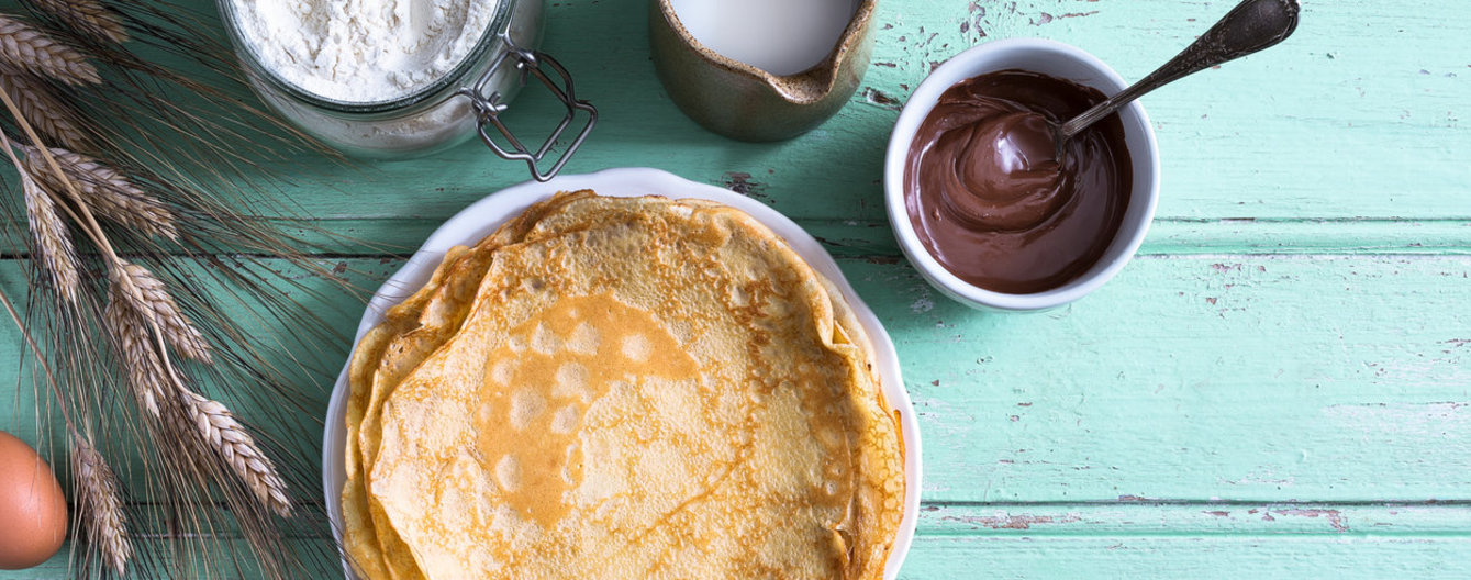 Teller mit Palatschinken und Nutella daneben