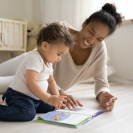 Mutter liest Kind vor