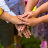 Kinder geben Hände in Mitte