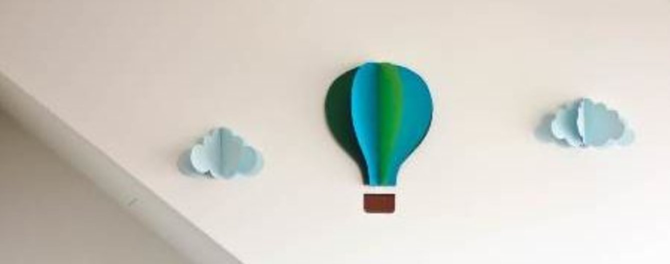 Basteln mit Papier: Heißluftballon Wanddeko - meinefamilie.at Gebastelte Heißluftballone an der Wand