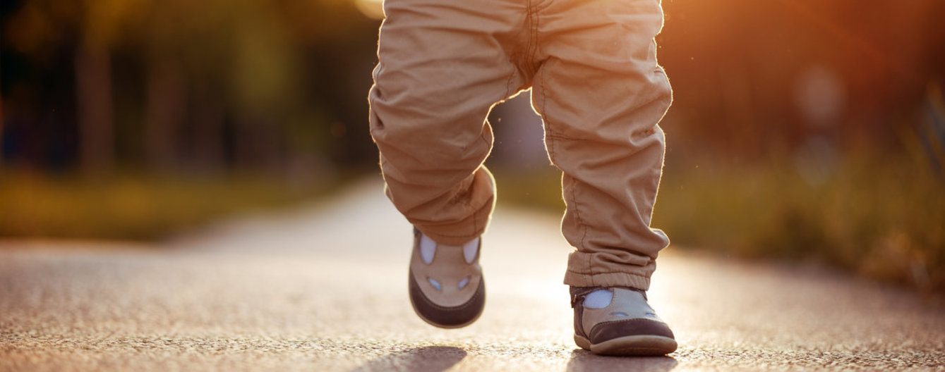 Wie mehrsprachige Erziehung gelingt - meinefamilie.at Babys erste Schritte