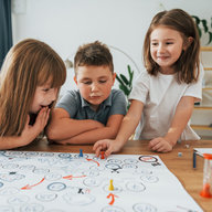 Kinder spielen ein Brettspiel