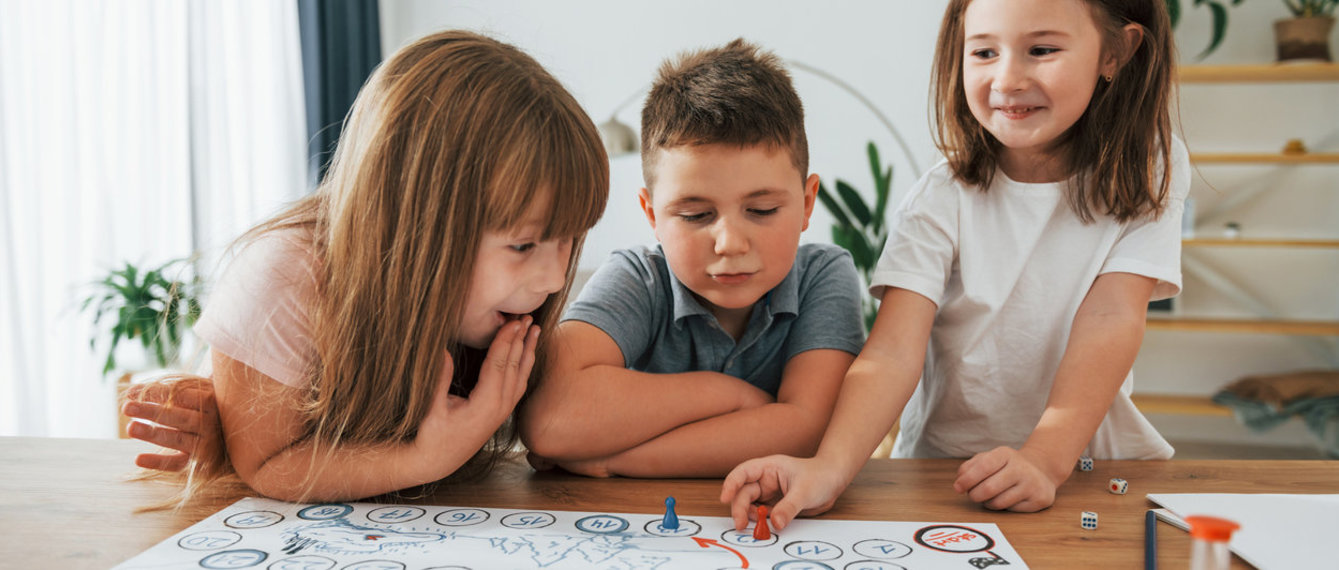Kinder spielen ein Brettspiel