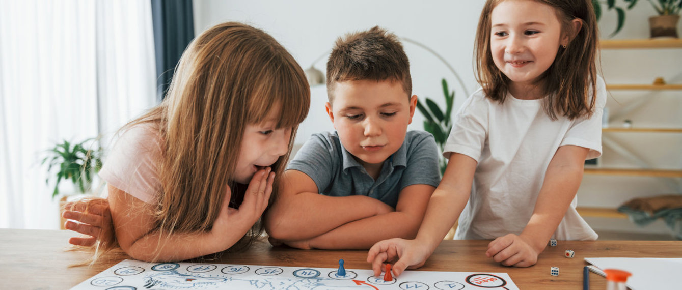 Kinder spielen ein Brettspiel