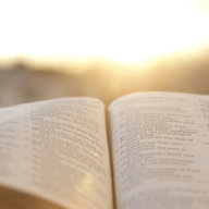Bibel bei Sonnenuntergang