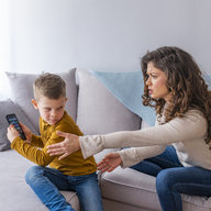 Sohn hört nicht auf seine Mutter und macht was er will.