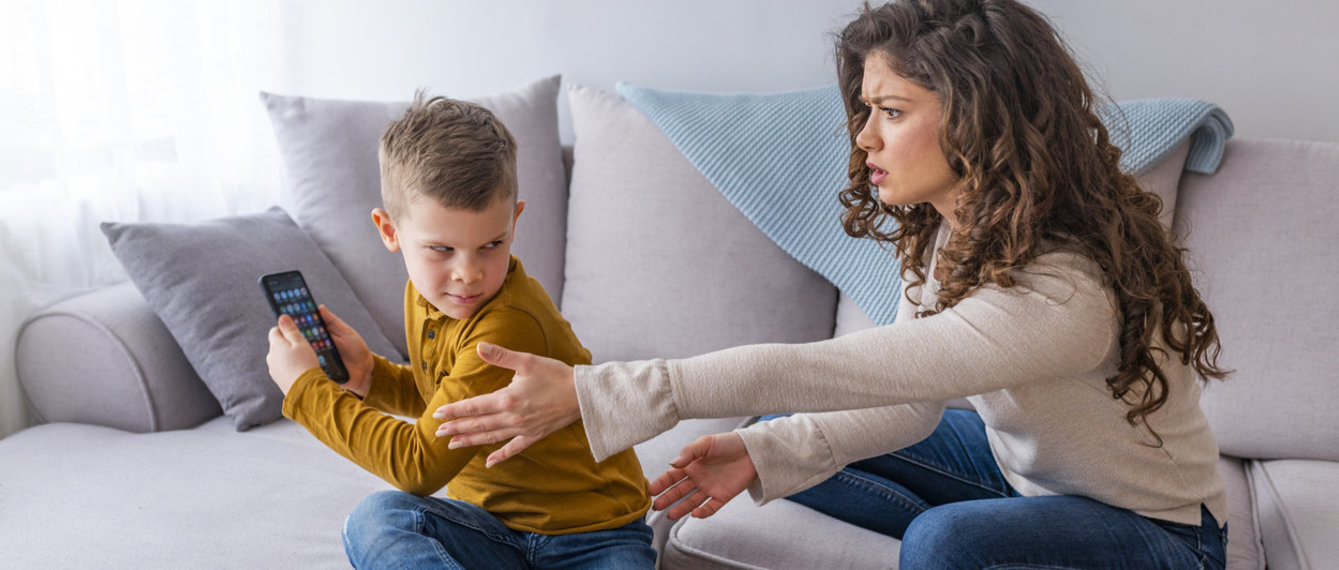 Sohn hört nicht auf seine Mutter und macht was er will.