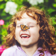 6 Ideen: Frühlingserwachen mit Kindern erleben - meinefamilie.at  Mädchen mit Schmetterling auf Nase