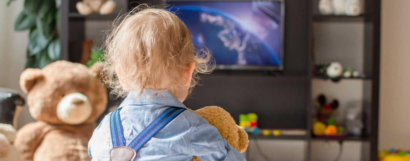 Kind sitzt vor dem Fernseher