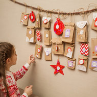 Kind vor Adventkalender