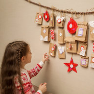 Kind vor Adventkalender