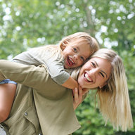 Mutter und Tochter spielen und sind glücklich