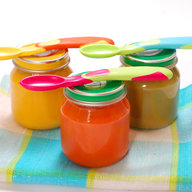 Babynahrung mit Löffeln