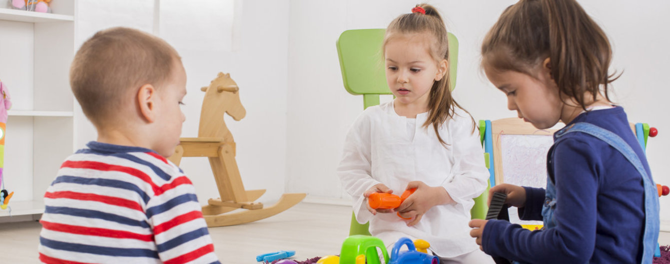 8 Tipps für den Kindergartenstart - meinefamilie.at Kinder spielen gemeinsam