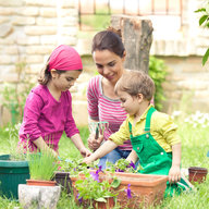 Mutter mit Tochter und Sohn im Garten