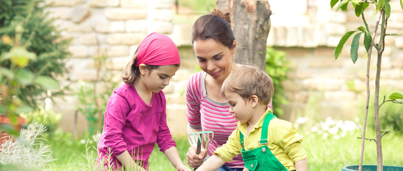 Mutter mit Tochter und Sohn im Garten