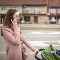 Matter telefoniert auf der Straße