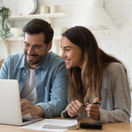 Glückliches junges Paar am Laptop