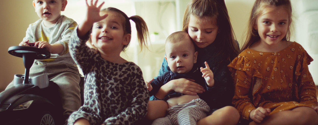 Großfamilie © iStock Viele Kinder sitzen am Boden