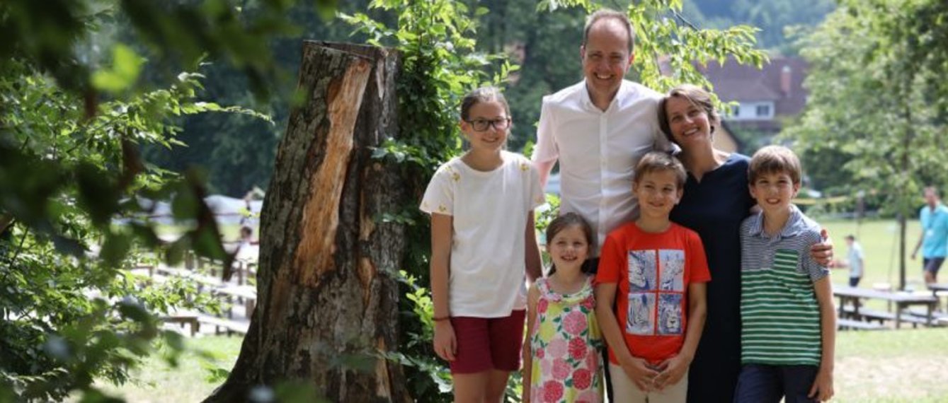 Familie mit vier Kinder in der Natur beim Jungfamilientreffen Pöllau