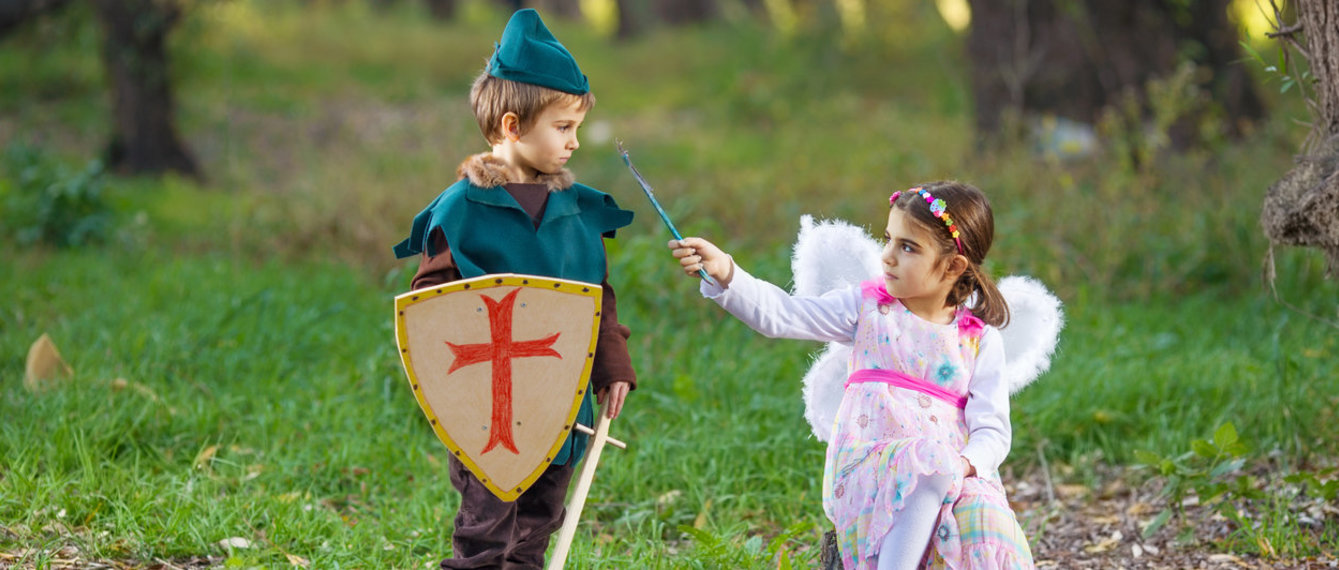 Kinder spielen Ritter und Prinzessin