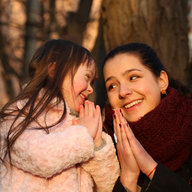 Mutter und Tochter beten