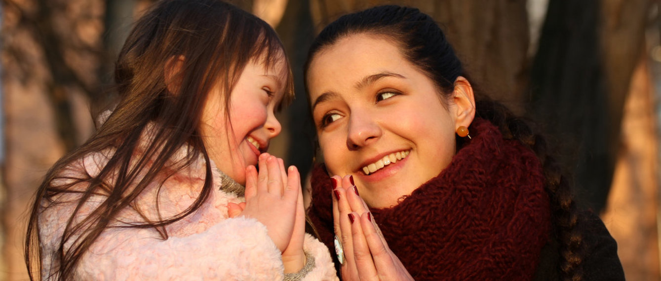 Mutter und Tochter beten