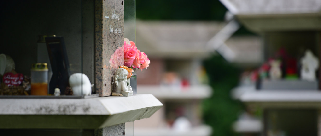 Urnenfriedhof mit Blumen