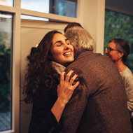 Zeit und Miteinander ist das größte Geschenk  © iStock Familie umarmt sich