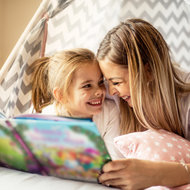 Buchklassiker für Kinder - meinefamilie.at  Mutter und Kind lachen beim Lesen