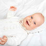 Ideen, die die Taufe noch schöner machen - meinefamilie.at  Baby in Taufkleid