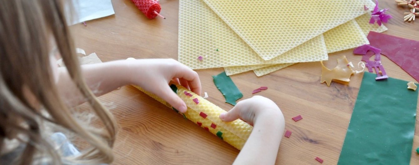 Geborgenheit im Advent © Marie Therese Schmiedleitner Kind bastelt im Advent