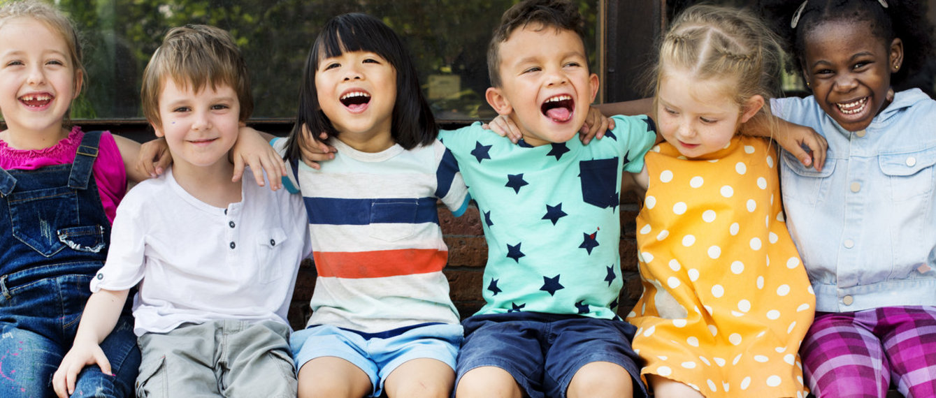 Kinder lachen im Kindergarten