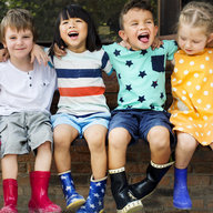 Kinder lachen im Kindergarten