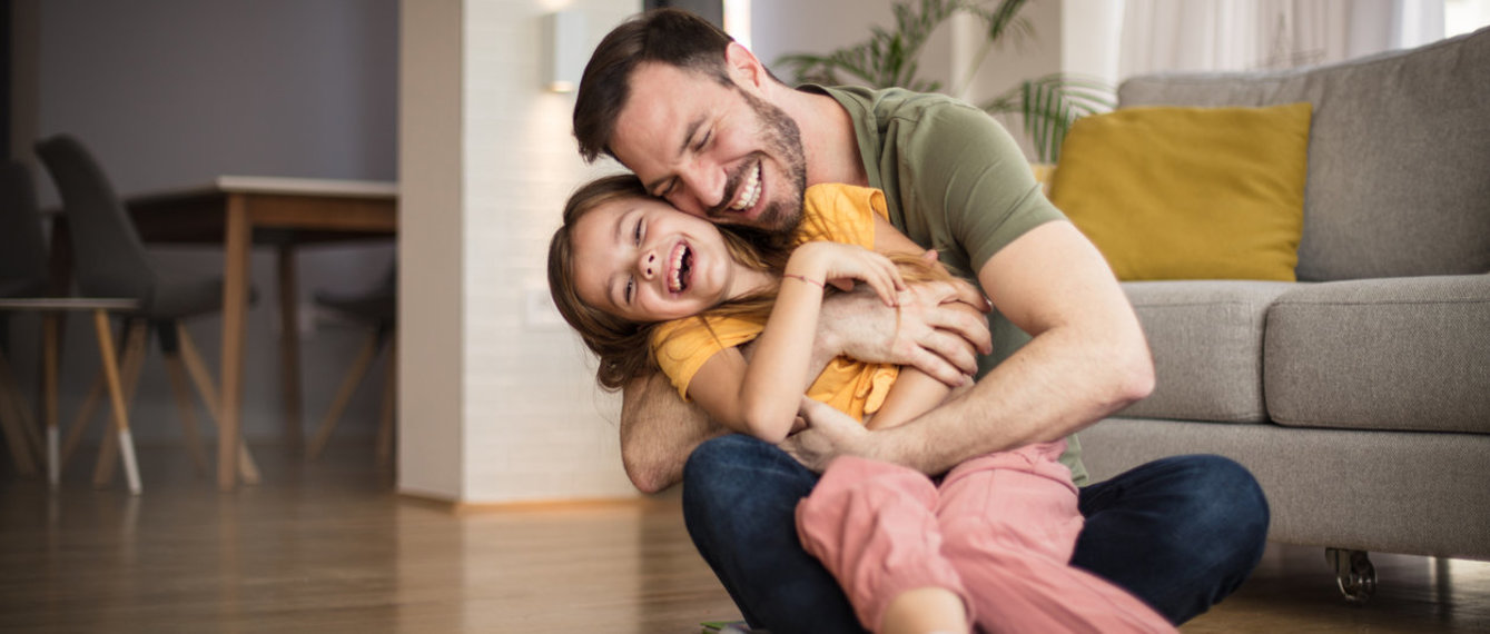 Vater und Tochter spielen