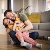 Vater und Tochter spielen