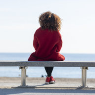 Frau von hinten auf Bank