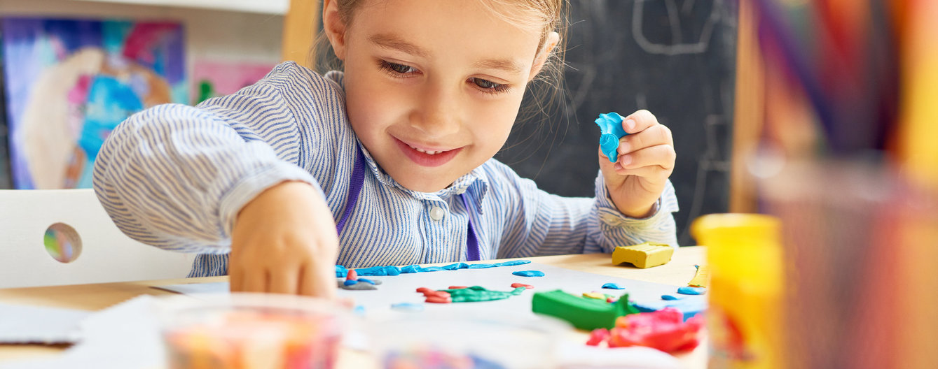 Vorbereitung auf die Schule © iStock Mädchen spielt mit Farben