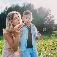 Mutter mit Sohn Seifenblasen blasen