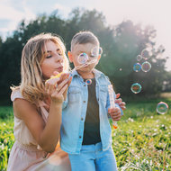 Erziehen ohne Schimpfen – ist das möglich? - meinefamilie.at  Mutter mit Sohn Seifenblasen blasen