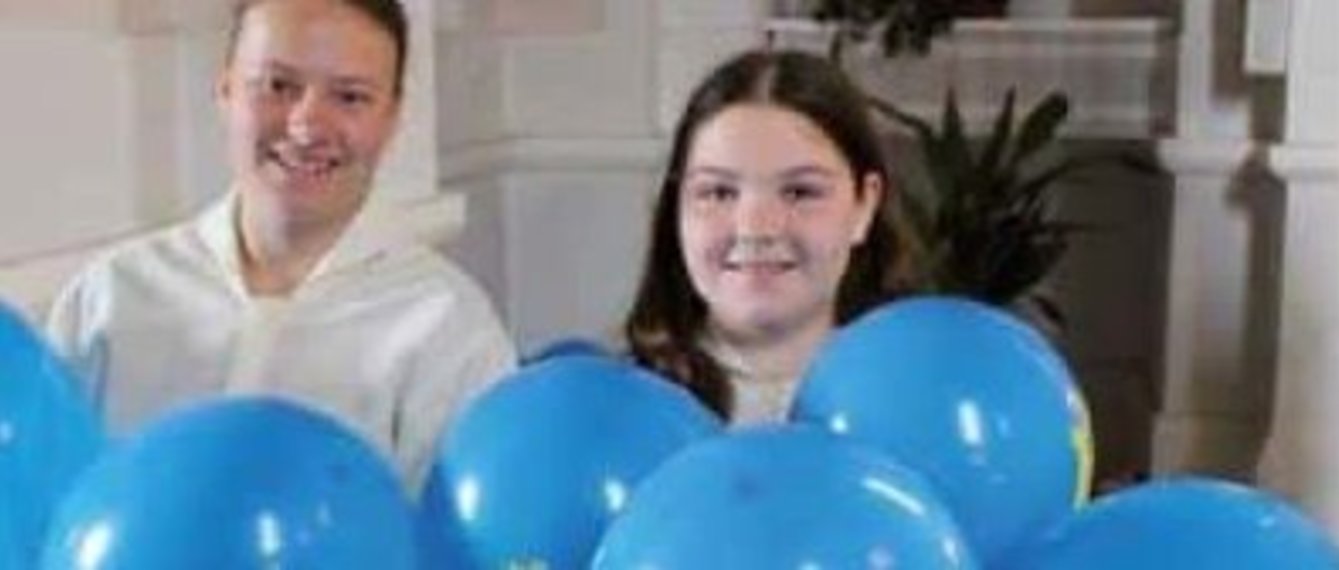 Teenager mit blauen Luftballons 