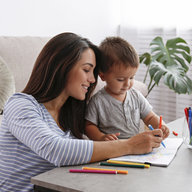 Mutter und Sohn malen